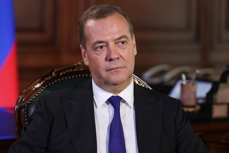 Медведев назвал сердечное отношение к попавшим в беду национальной чертой россиян