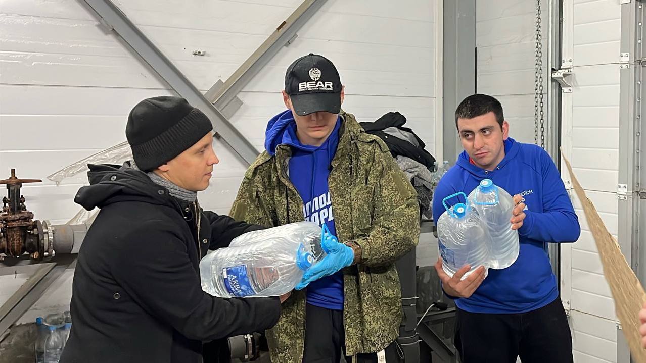 Воронежские единороссы привезли в Курск 10 тонн питьевой воды для больницы