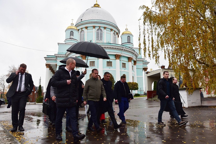 Дмитрий Медведев посетил в Курске Знаменский монастырь