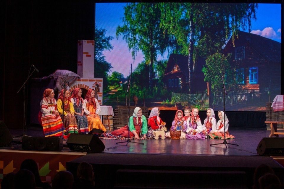В Курском дворце культуры им. В.Н. Винокура представили этноспектакль «Скамеечка»