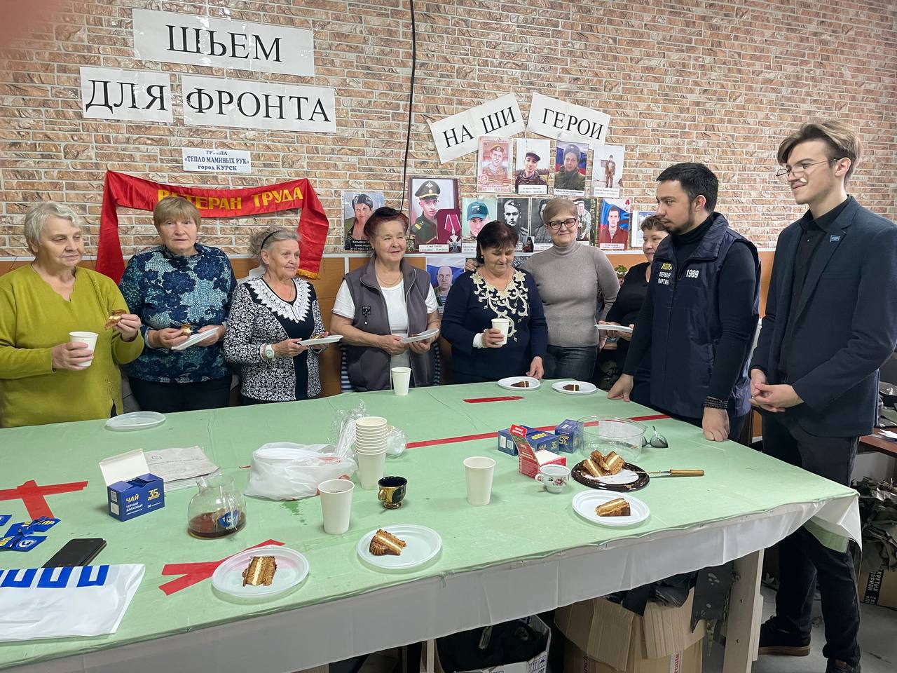 Активисты ЛДПР в День бабушек и дедушек посетили волонтёрскую группу «Тепло маминых рук»