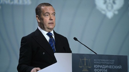 Медведев трогательно обратился к россиянам, прибыв в Курскую область