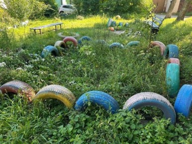 В Курске прокуратура борется с покрышками на клумбах