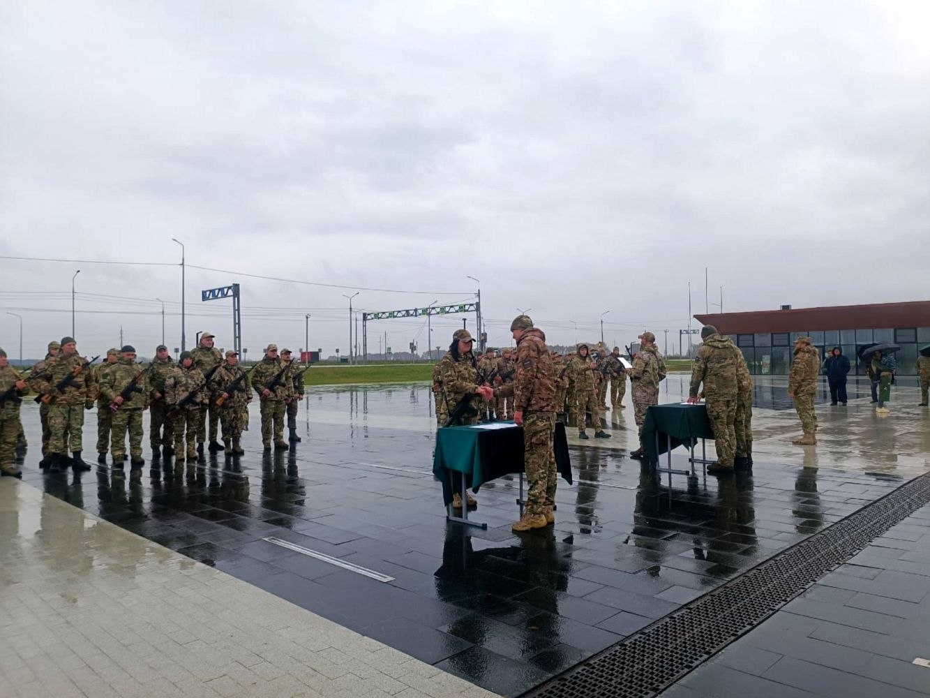 На защиту Родины встают сегодня и девушки