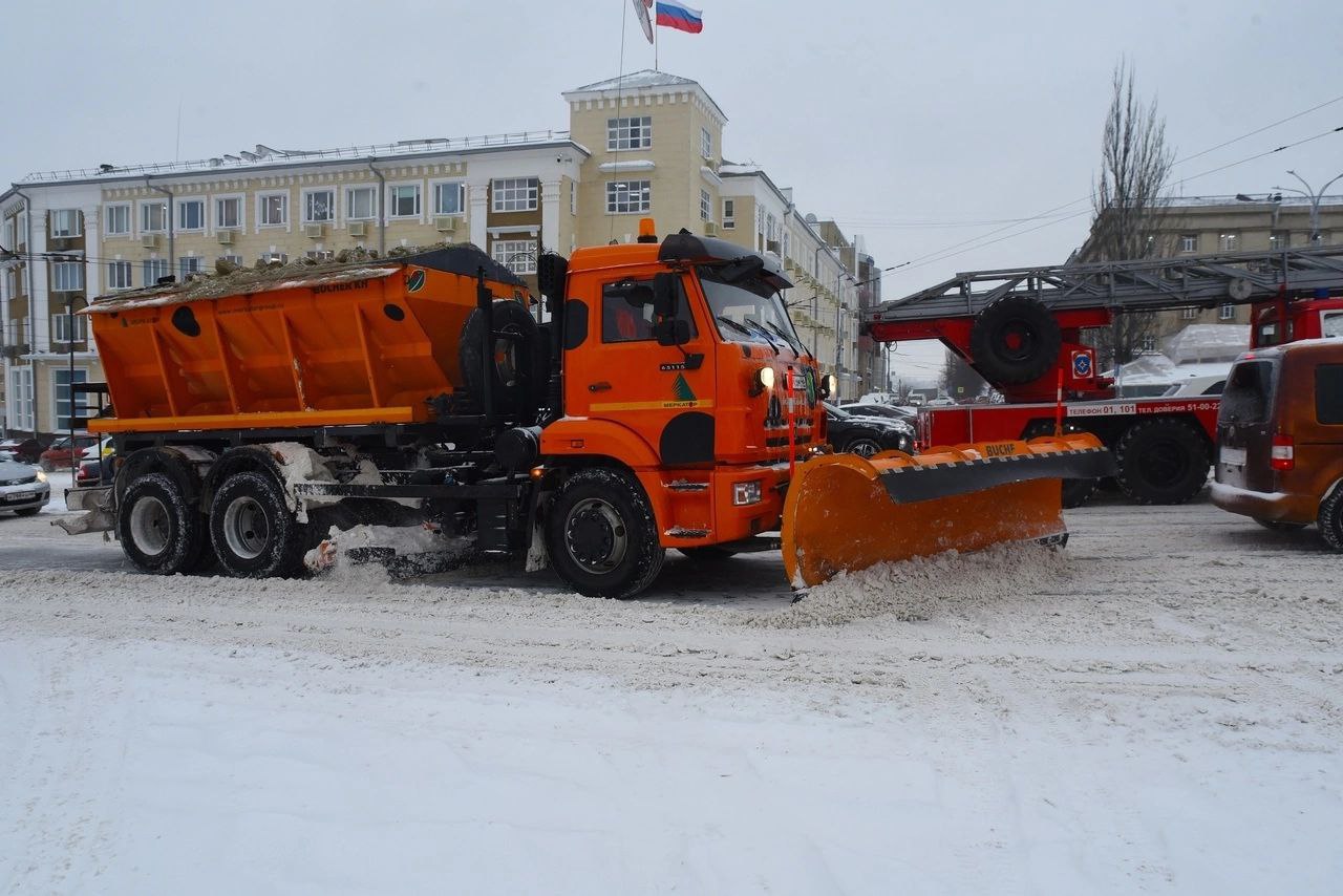 438 «снежных танков» выйдут на дороги — хватит ли сил на настоящую зиму?
