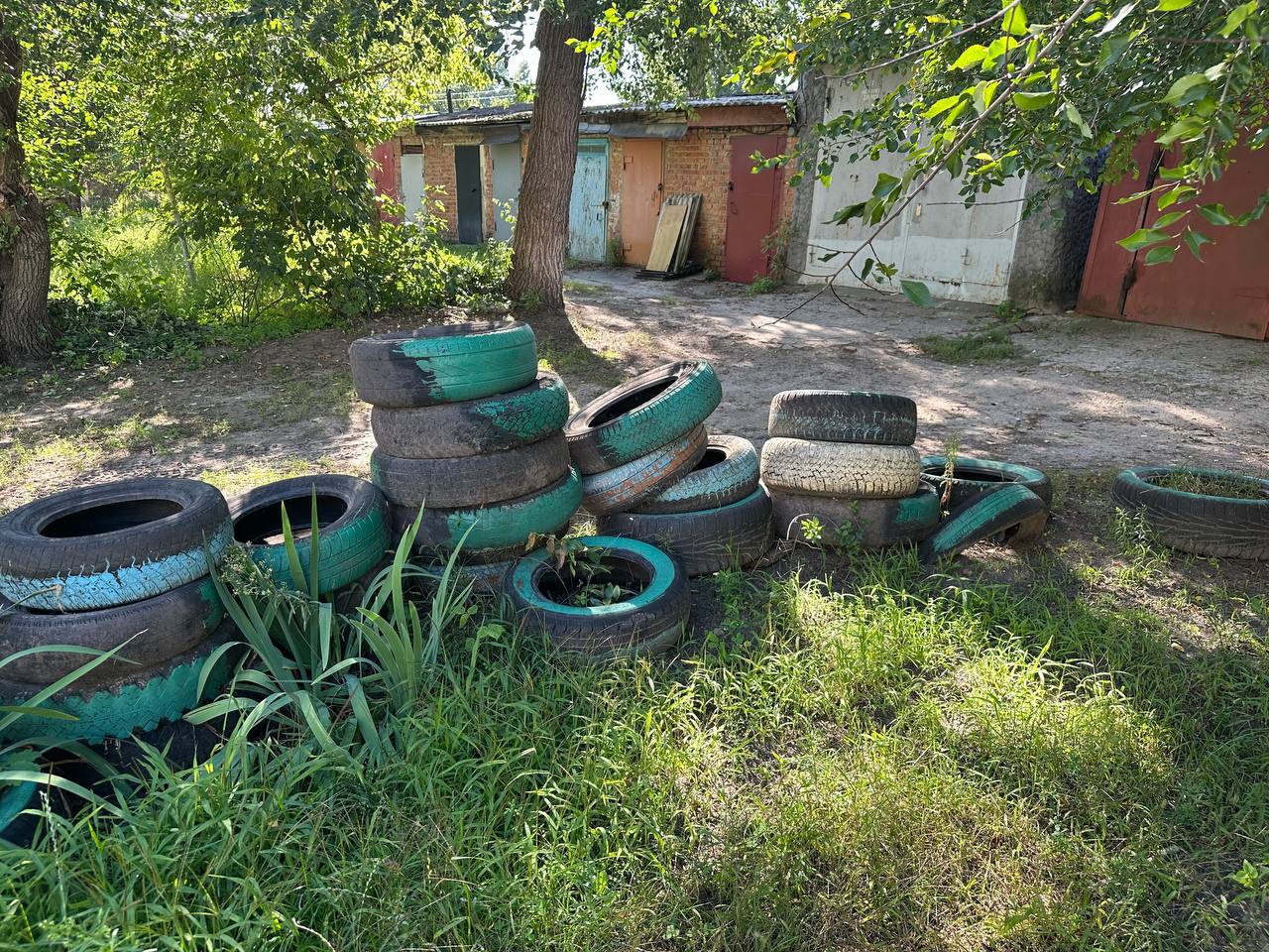 Прокуратура требует от управляющей организации убрать с придомовой территории более 150 отработанных шин