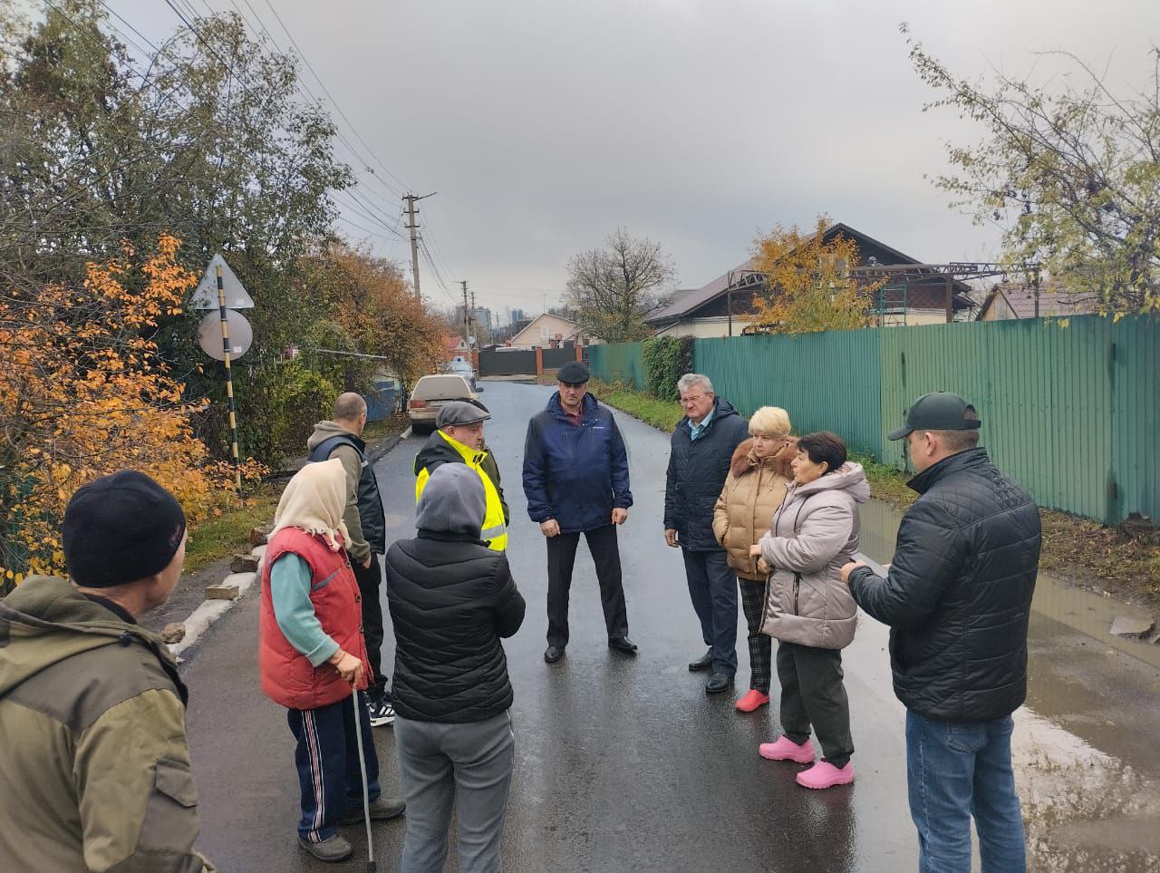 По поручению главы Курска Евгения Маслова представители администрации города и Сеймского округа встретились с жителями улицы Прилужной