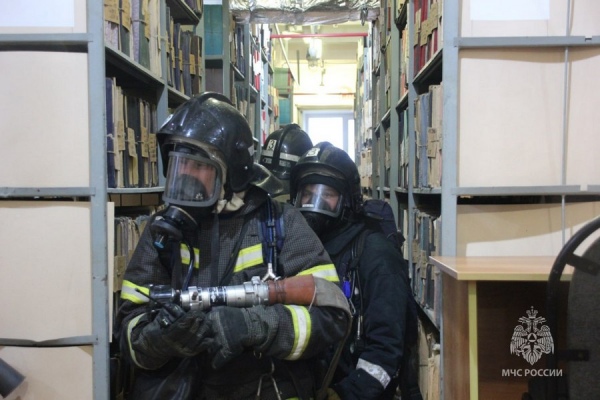 В Курске пожарные спасли уникальные исторические документы в архиве