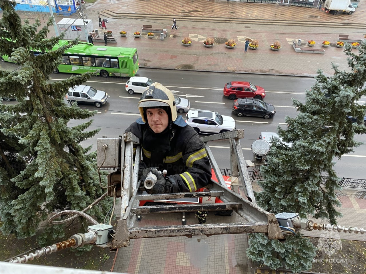 В Курске огнеборцы тренировались тушить пожар без воды