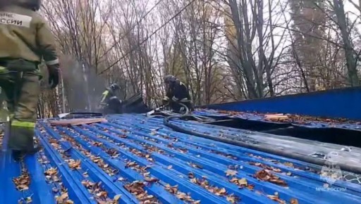 24 спасателя тушили пожар в металлическом помещении в Курске