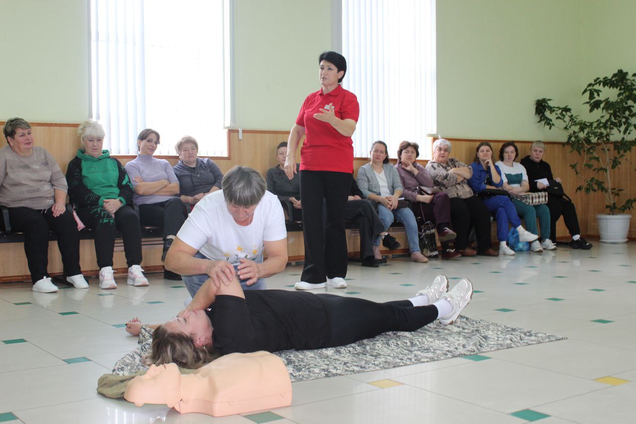 Сотрудники Территориального центра медицины катастроф Курской областной больницы провели мастер-класс по обучению первой помощи для жителей Поныровского района