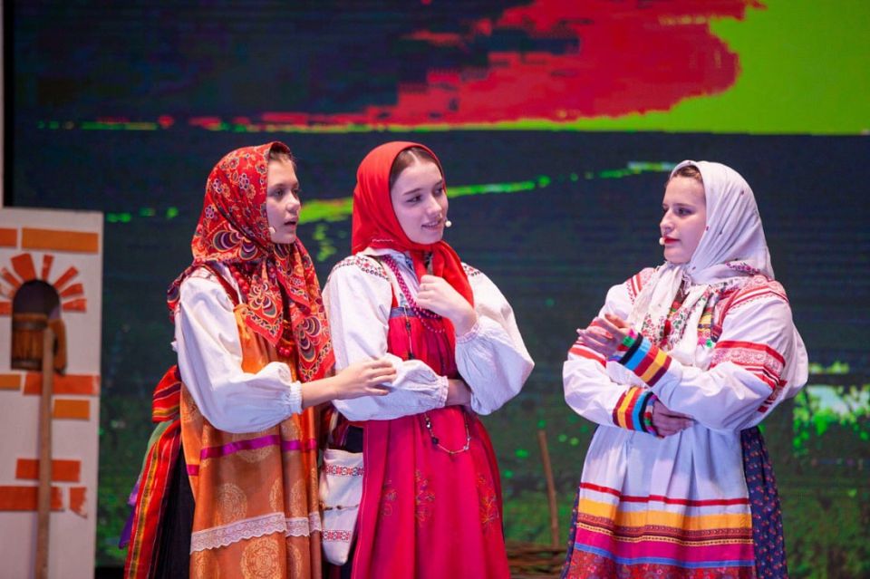 В областном Дворце культуры прошла премьера этноспектакля «Скамеечка»