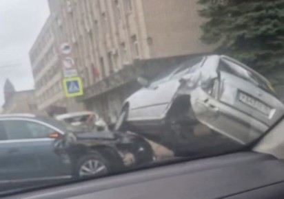 В Курске произошло акробатическое ДТП