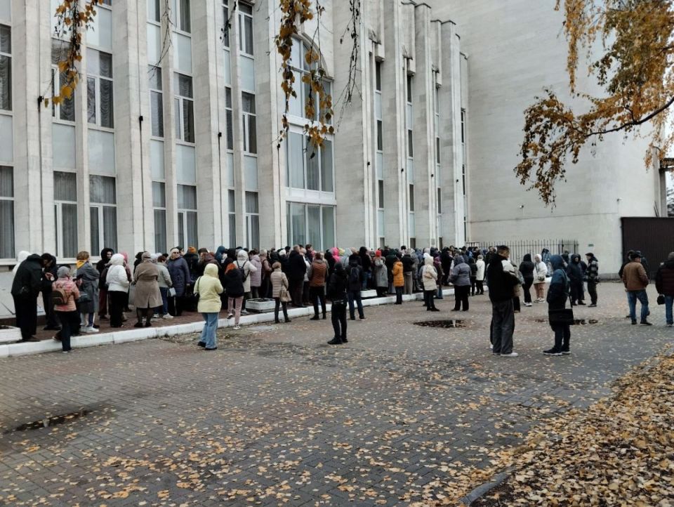 «Мы стоим с пяти. С пяти вечера»: в Курске выстроилась очередь за билетами на спектакль Машкова