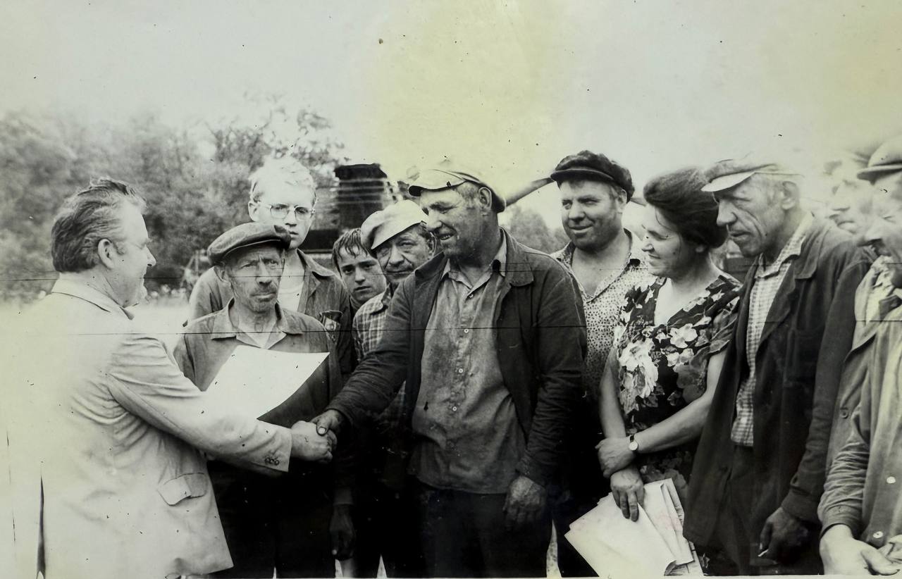 Виктор Петров: Сегодня мы отмечаем замечательную дату – День рождения Комсомола! В этот день мы отдаем дань уважения тем, кто в свое время стал настоящими строителями нашей страны, проводя в жизнь идеи молодёжного движения и...