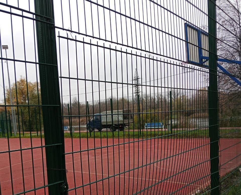 В Курске отремонтировали поврежденное ограждение на Ермошкином озере