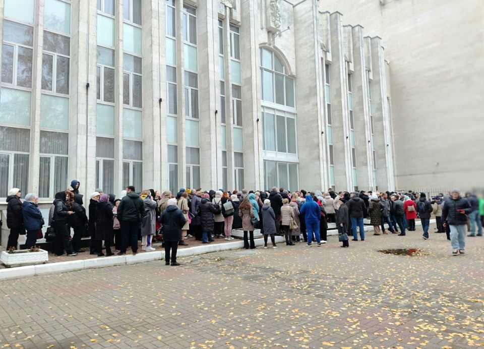 Очередь в ночи, пьяный дебошир: куряне покупают билеты на спектакль «Ревизор»