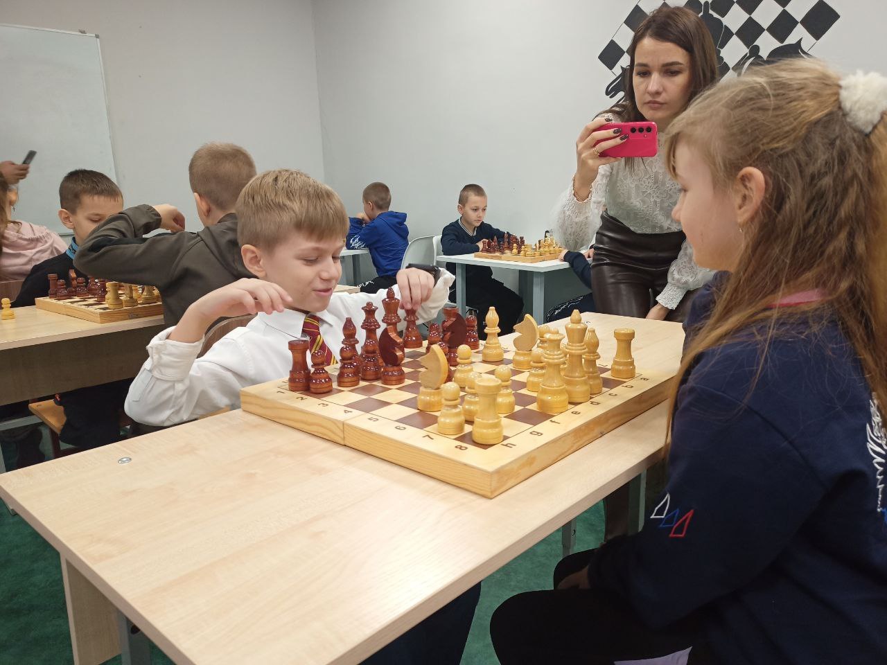 Геннадий Енютин: Вчера на базе Солнцевской средней школы состоялся муниципальный этап массового мероприятия «Шахматный турнир обучающихся общеобразовательных организаций Курской области» среди учащихся общеобразовательных...