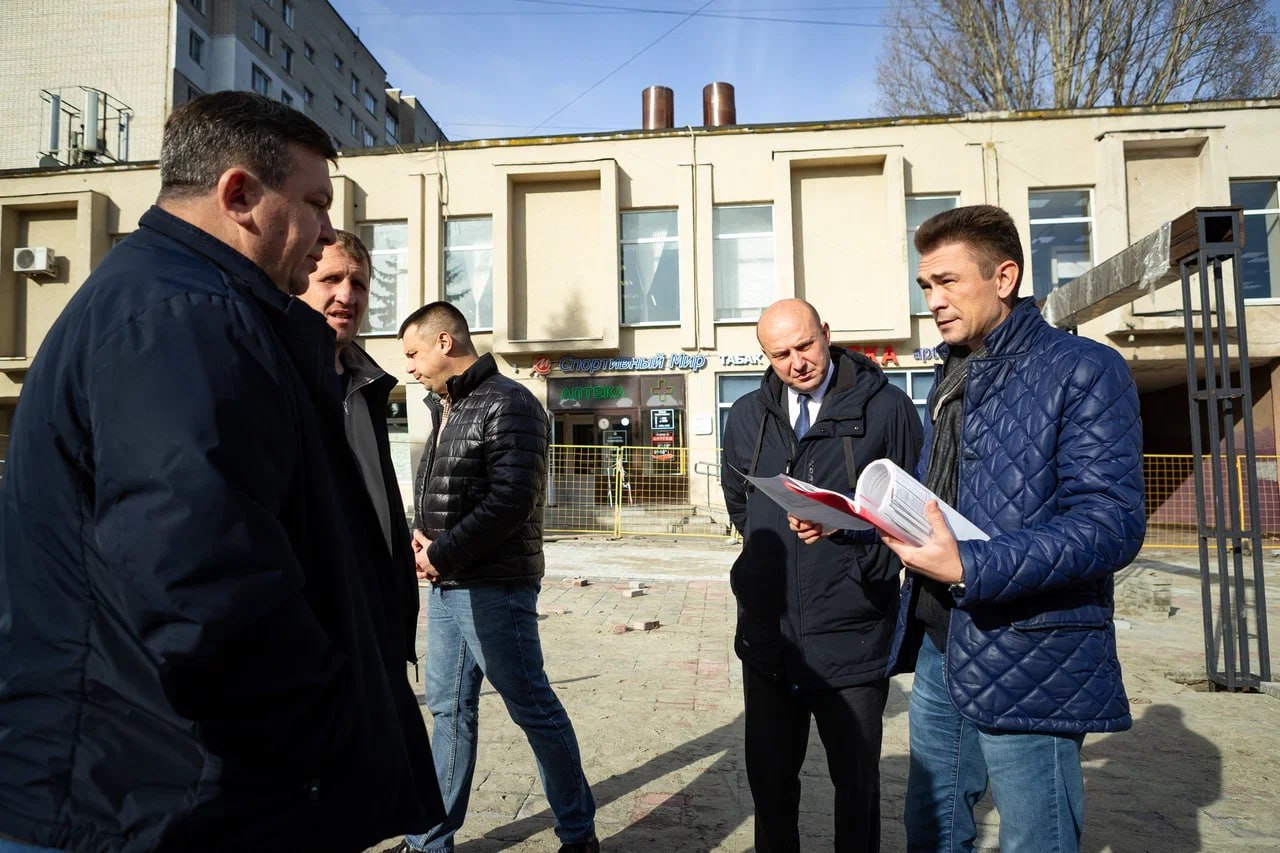 Благоустраивающего площадь у ТЦ «Куряночка» подрядчика оштрафуют за срыв сроков