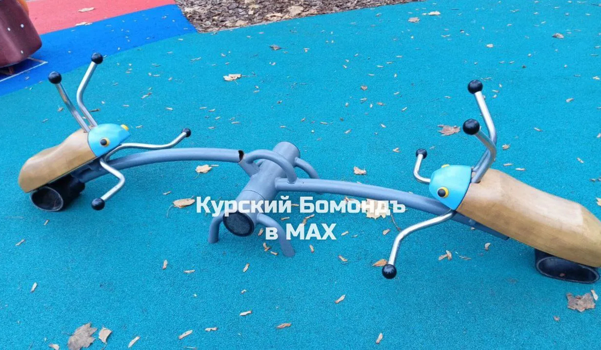 В Курске вандалы повредили качели в парке Пионеров