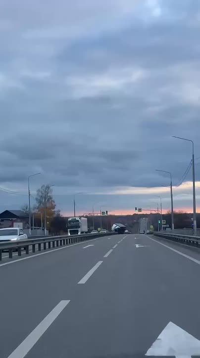 После ДТП грузовую «ГАЗель» отбросило на металлический отбойник