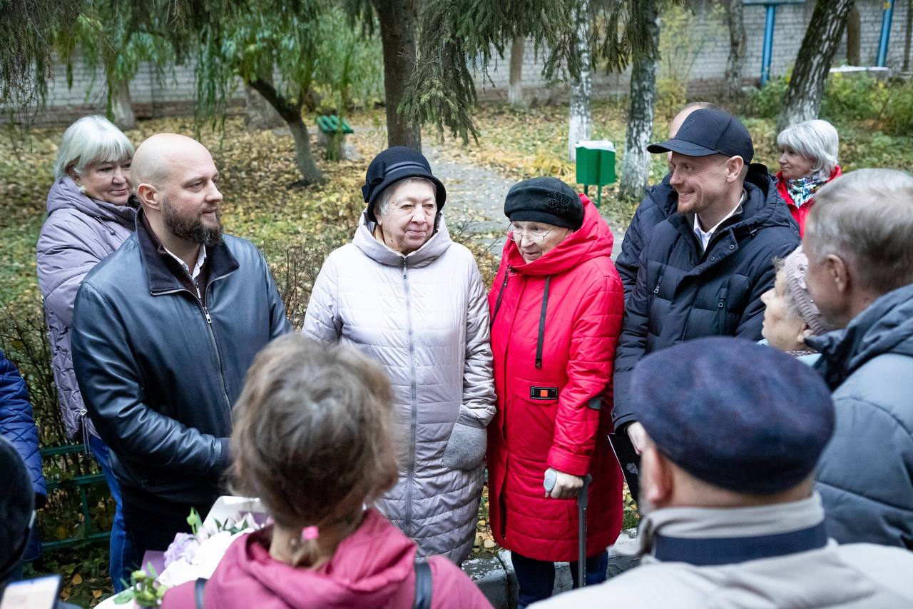 Замгубернатора и мэр Курска обсудили с жителями Ломакина, 9 благоустройство двора