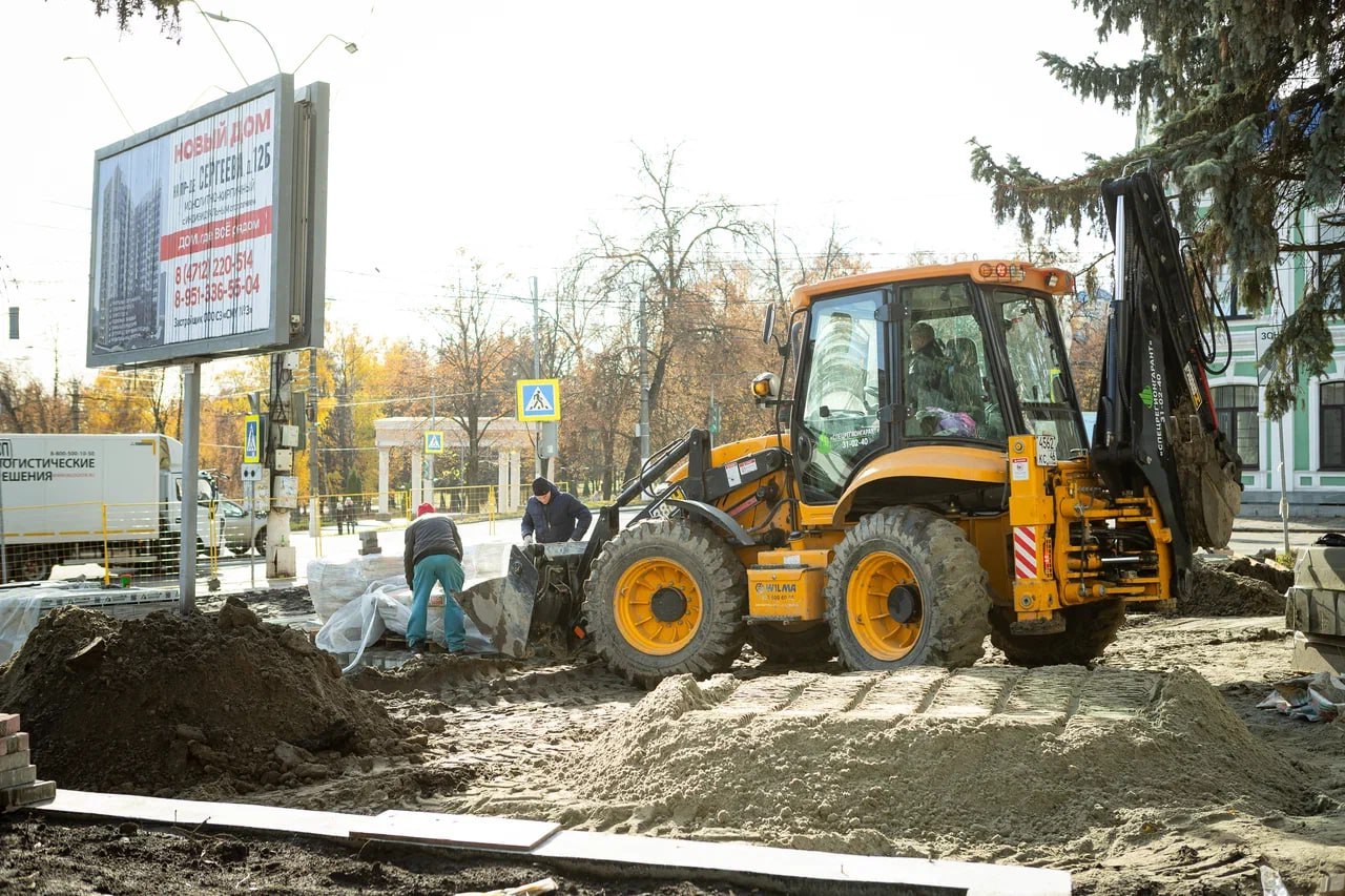 Председатель комитета городского хозяйства Дмитрий Меркулов вместе с директором УКС Курска Николаем Шаргородским оценили ход благоустройства территории возле торгового центра "Куряночка"