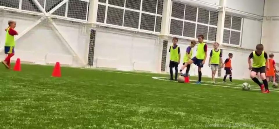 Юные куряне из спортшколы № 6 оценили газон нового ФОКа