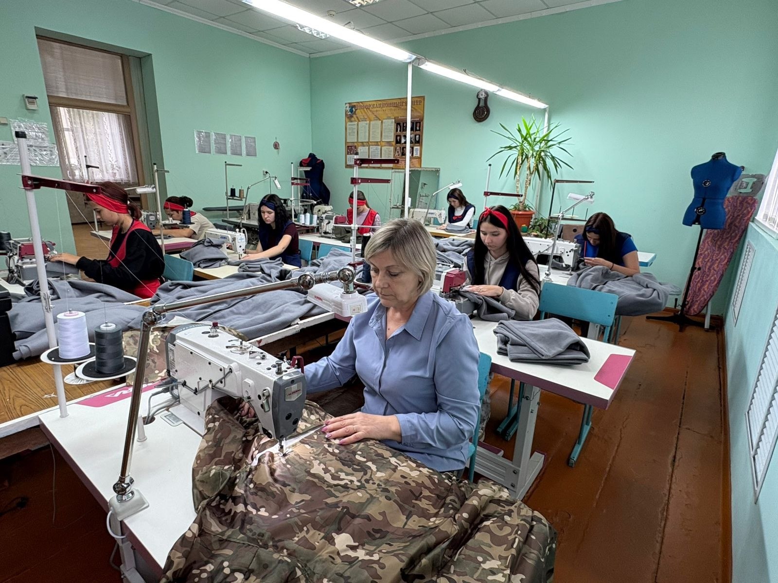 Первые из первичного отделения Фатежского филиала Дмитриевского агротехнологического колледжа ежедневно оказывают помощь нашим защитникам