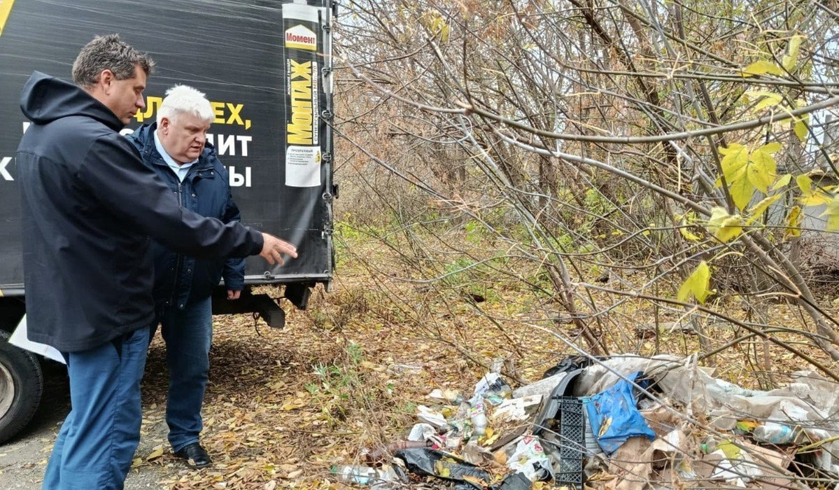 В Курске убирают незаконную свалку около дома 11 на Майском бульваре