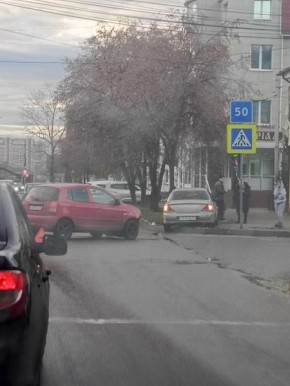 В Курске машину вынесло на тротуар