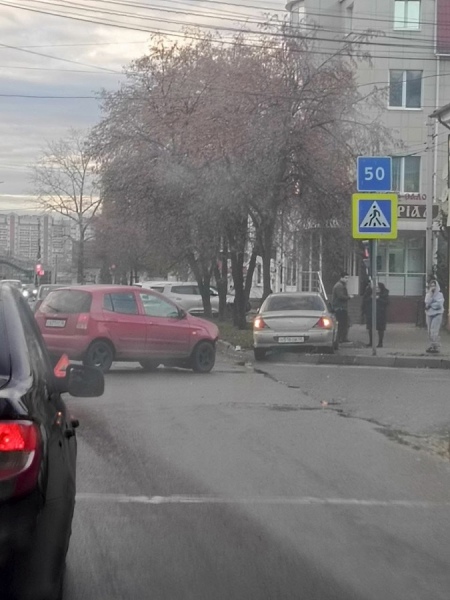 В Курске машину вынесло на тротуар