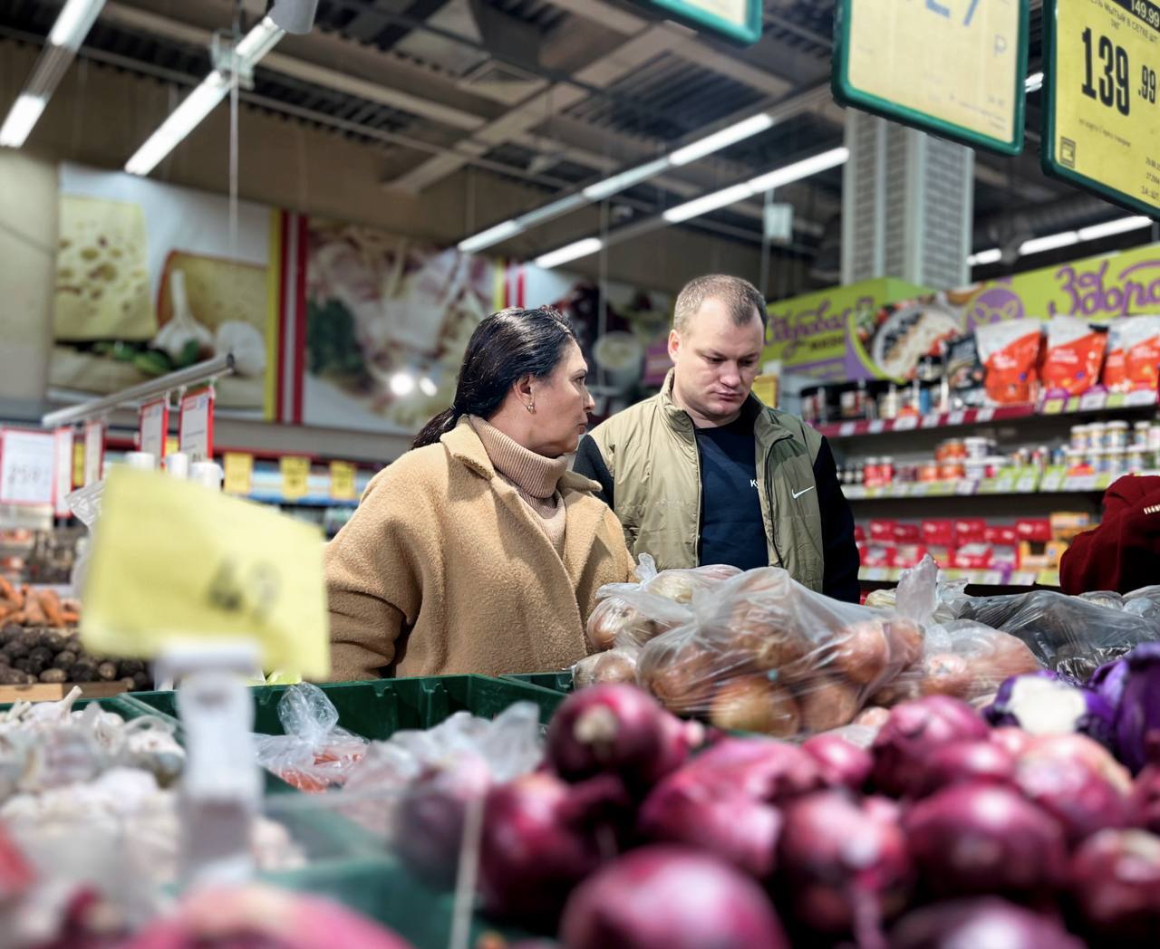 Сергей Стрекалов, участник проекта «Курск. Герои!» участвует в мониторинге цен вместе со специалистами Центра торговли и услуг