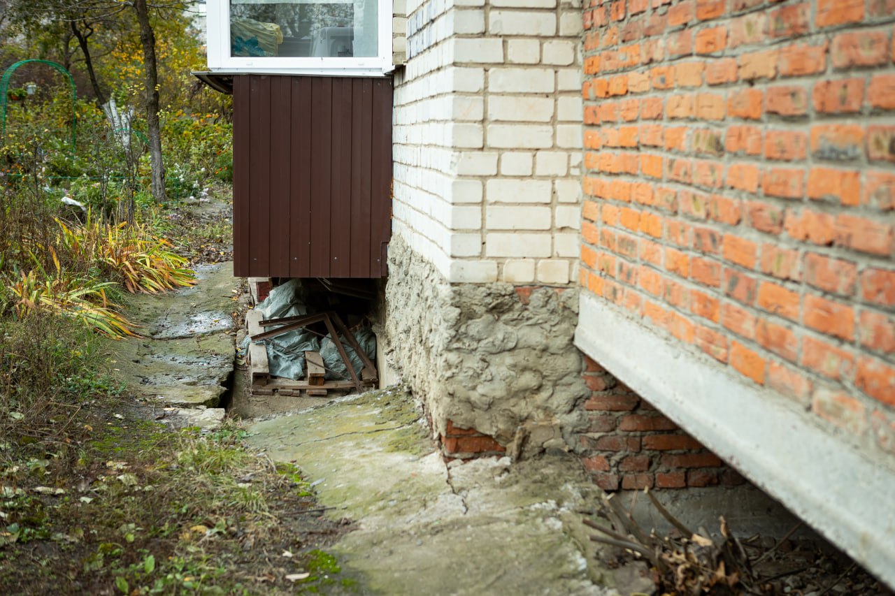 Около дома №108 на Пучковке в Курске восстановят бордюр для отвода воды