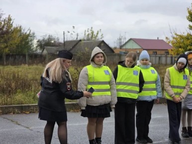 Курчатовская Госавтоинспекция и юные инспекторы движения провели урок дорожной безопасности в рамках профилактической акции «Засветись» и в преддверии школьных каникул.