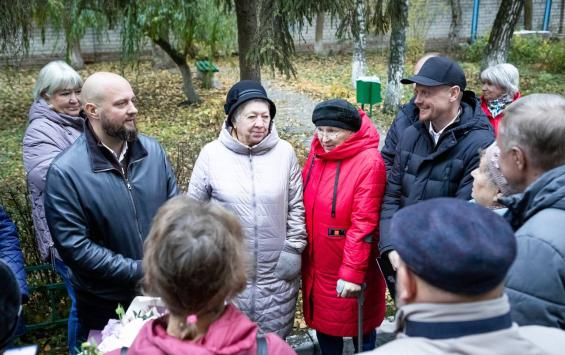 В Курске обсудили благоустройство двора на Ломакина, 9 рядом с реконструируемым мемориалом