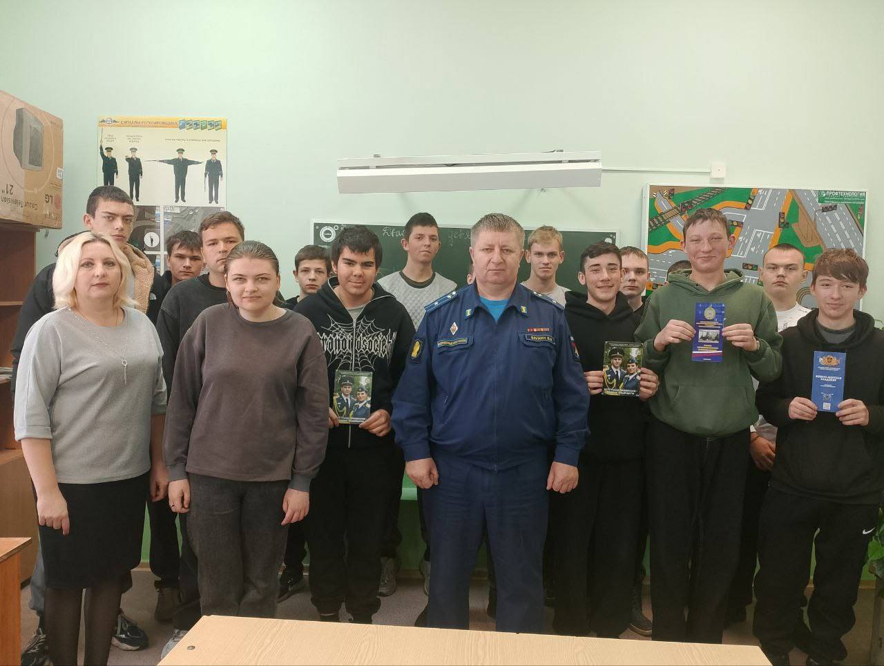 Виктор Петров: Студенты Пристенского филиала встретились с военными комиссариатом