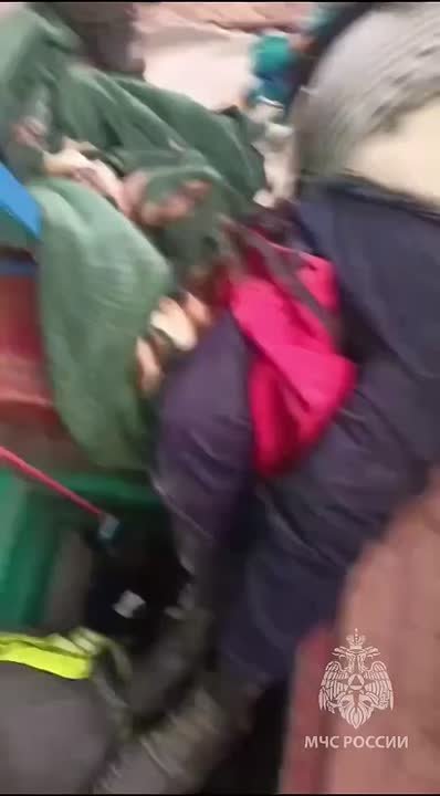 В Железногорске эвакуировали 77-летнего пенсионера, который упал в погреб и не мог самостоятельно выбраться