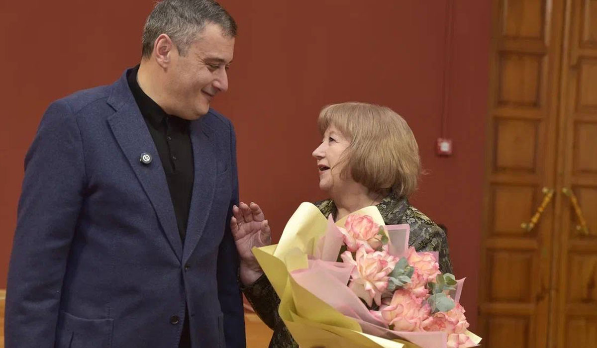 Александр Хинштейн поздравил почётного работника культуры Курской области с 80-летием