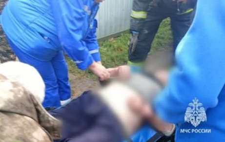 В Железногорске спасатели извлекли 77-летнего мужчину из погреба: пострадавшего передали медикам