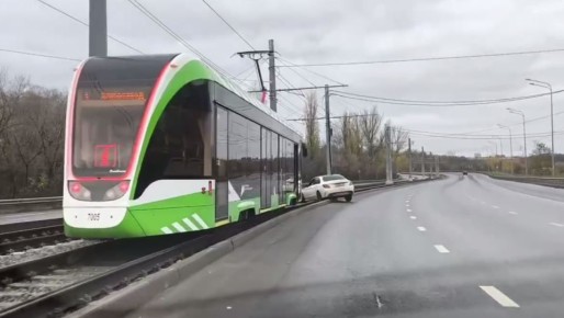 В Курске 1 ноября «Мерседес» выехал на трамвайные пути на Кировском мосту