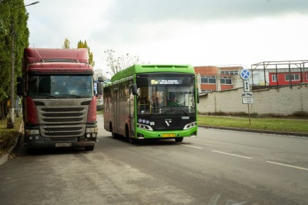 В Курске на период с ноября 2025 ввели ограничения на остановку и стоянку транспорта