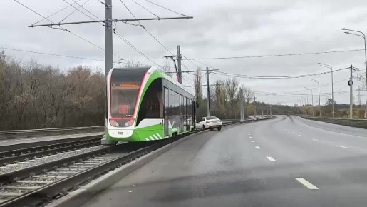 «Мерседес» выехал на трамвайные пути на Кировском мосту