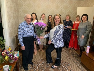 Юбилей Человека с большой буквы: педагоги курского детского сада № 21 поздравили ветерана войны