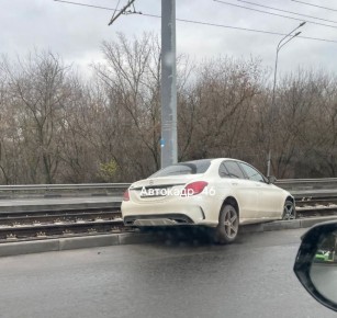 В Курске машина вылетела на рельсы у Кировского моста, перекрыв движение трамваев