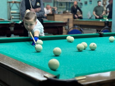 #КадрДня. Шары — в лузы! Куряне участвуют в региональном чемпионате по русскому бильярду