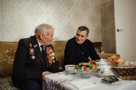 Хинштейн поздравил с 95-летием ветерана Великой Отечественной войны