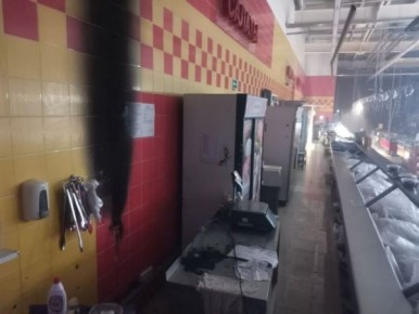 В Курске ночью потушили пожар в магазине