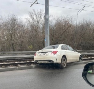 В Курске машина вылетела на рельсы у Кировского моста, перекрыв движение трамваев