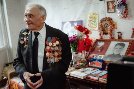 Александр Хинштейн посетил Виктора Шатохина, ветерана Великой Отечественной войны, чтобы поздравить его с 95-летием